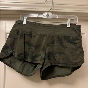 Lululemon green camo speed shorts 2.5” size 8